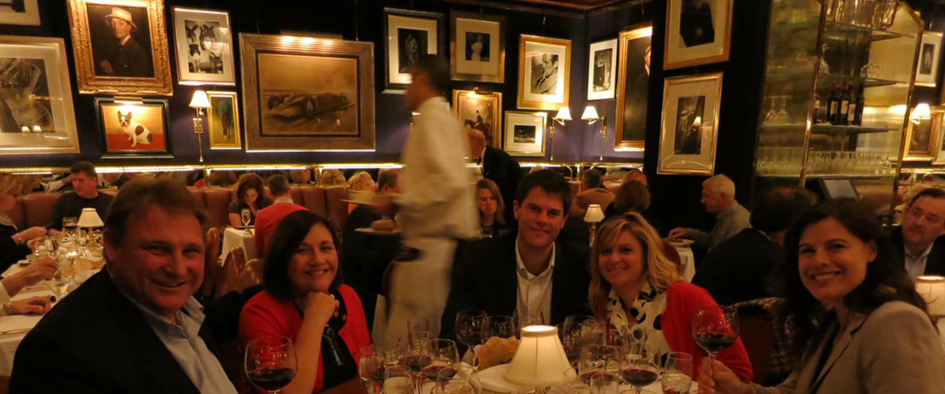 The Insider's Guide to Dress Code for Pubs in Chicago, IL